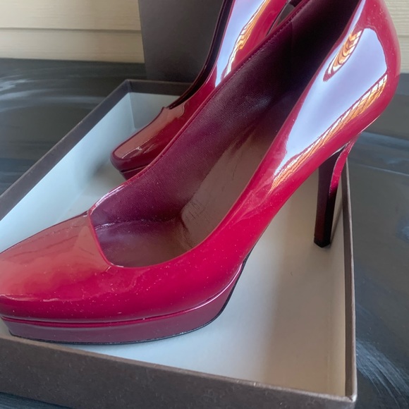 Luxury GUCCI : Scarlett red color pumps, square shape in the front area - Picture 8 of 12